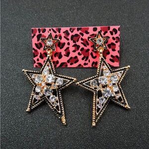 ⭐️ Betsey Johnson stunning crystal embellished star dangle earrings ⭐️